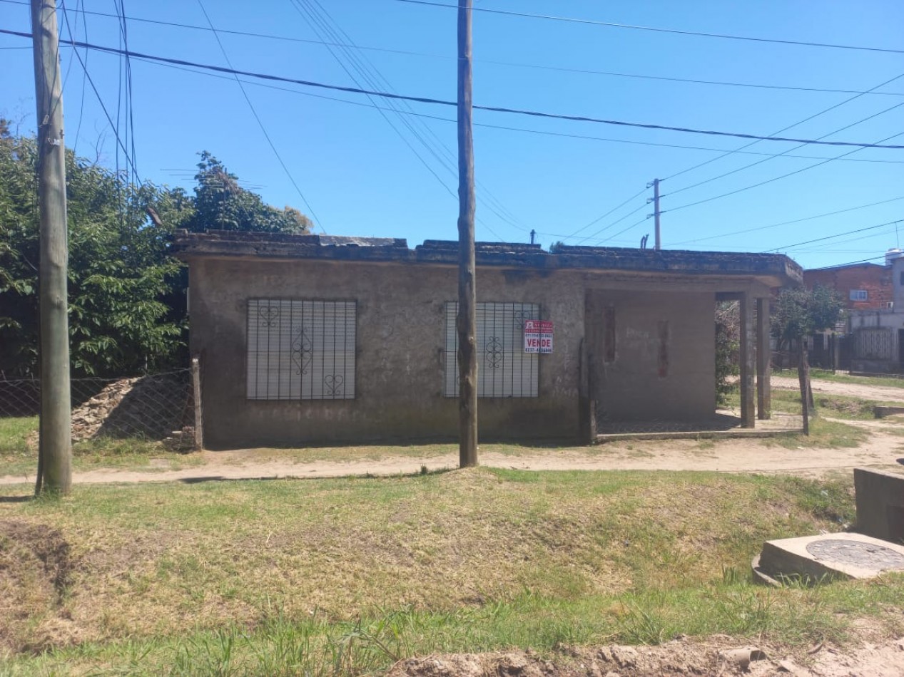 VENDO CASA DE MATERIAL EN BARRIO LA PERLITA- MORENO.  IMPERDIBLE U$D 30.000.-  CALLE LA PLATA 1502