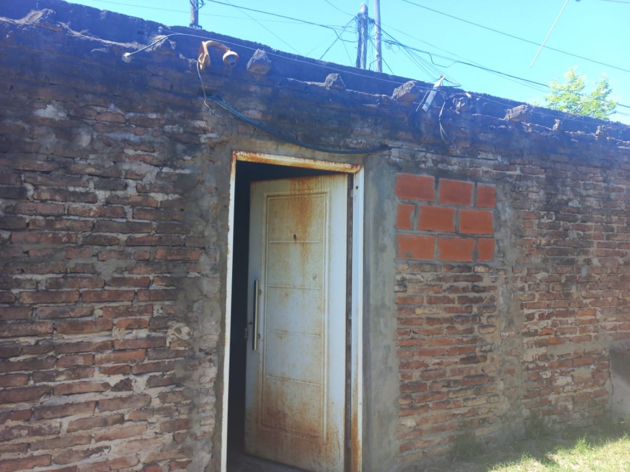 VENDO CASA DE MATERIAL EN BARRIO LA PERLITA- MORENO.  IMPERDIBLE U$D 30.000.-  CALLE LA PLATA 1502