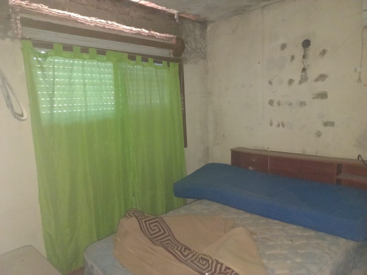 VENDO CASA DE MATERIAL EN BARRIO LA PERLITA- MORENO.  IMPERDIBLE U$D 30.000.-  CALLE LA PLATA 1502