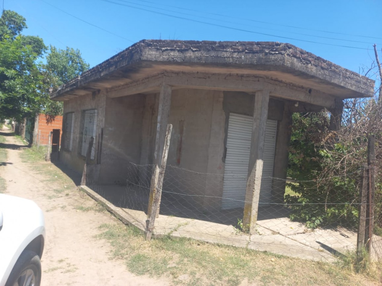 VENDO CASA DE MATERIAL EN BARRIO LA PERLITA- MORENO.  IMPERDIBLE U$D 30.000.-  CALLE LA PLATA 1502