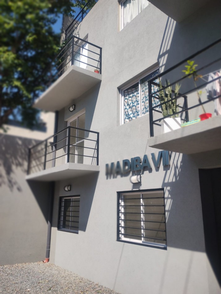 ALQUILO REGIO DEPARTAMENTO CON COCHERA, PLANTA BAJA EN MORENO CENTRO, EDIFICIO MADIBA VII,  CALLE DE LA QUINTANA 270 -MORENO