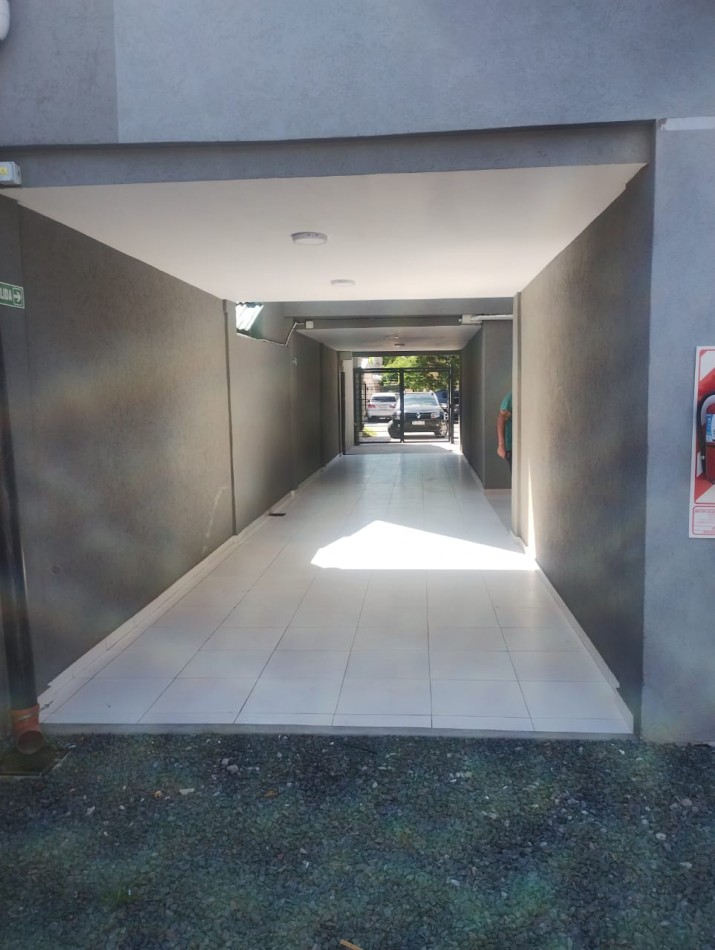 ALQUILO REGIO DEPARTAMENTO CON COCHERA, PLANTA BAJA EN MORENO CENTRO, EDIFICIO MADIBA VII,  CALLE DE LA QUINTANA 270 -MORENO