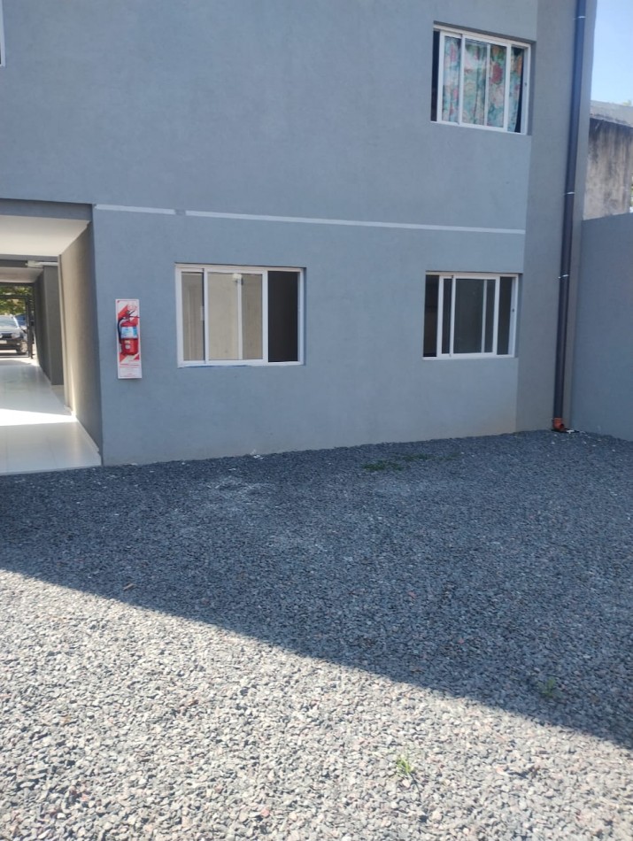 ALQUILO REGIO DEPARTAMENTO CON COCHERA, PLANTA BAJA EN MORENO CENTRO, EDIFICIO MADIBA VII,  CALLE DE LA QUINTANA 270 -MORENO