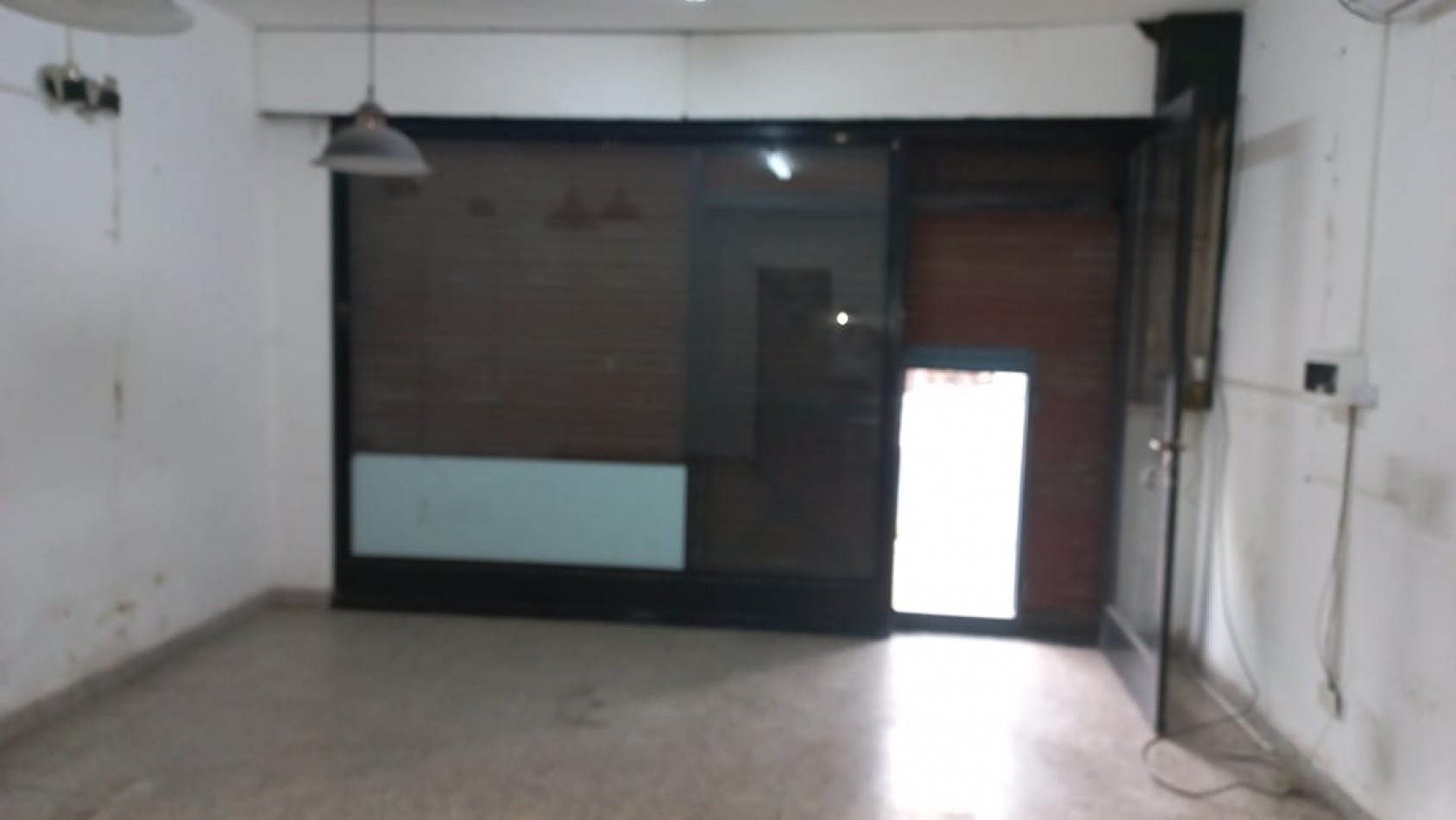 EN ALQUILER HERMOSO LOCAL IDEAL PELUQUERIA, ESTETICA ETC. EN PASO DEL REY, BARRIO ASUNCION.