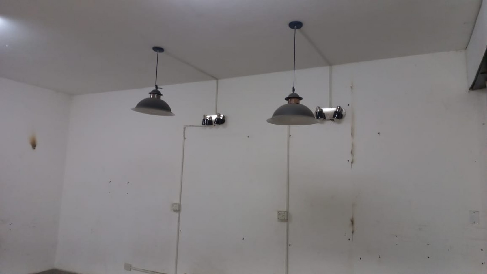 EN ALQUILER HERMOSO LOCAL IDEAL PELUQUERIA, ESTETICA ETC. EN PASO DEL REY, BARRIO ASUNCION.