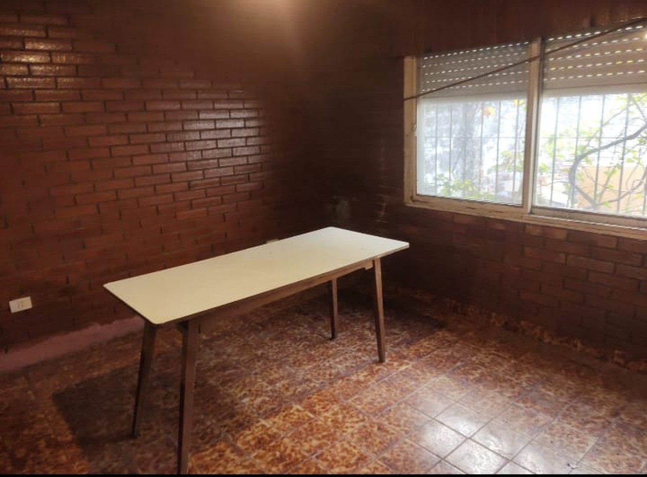 VENDO HERMOSA CASA APTA CREDITO. PLANOS, ESCRITURA, ASFALTO, GAS NATURAL, AGUA CORRIENTE, GAS NATURAL IMPERDIBLE