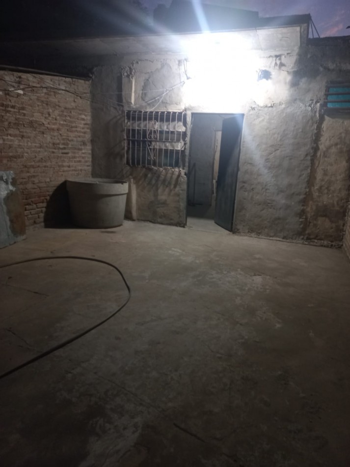 ALQUILO CASA DE MATERIAL DE 2 AMBIENTE CON AMPLIO PATIO SOBRE RUTA 25 