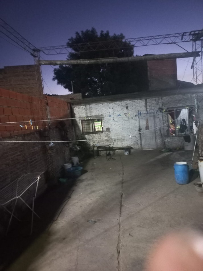 ALQUILO CASA DE MATERIAL DE 2 AMBIENTE CON AMPLIO PATIO SOBRE RUTA 25 