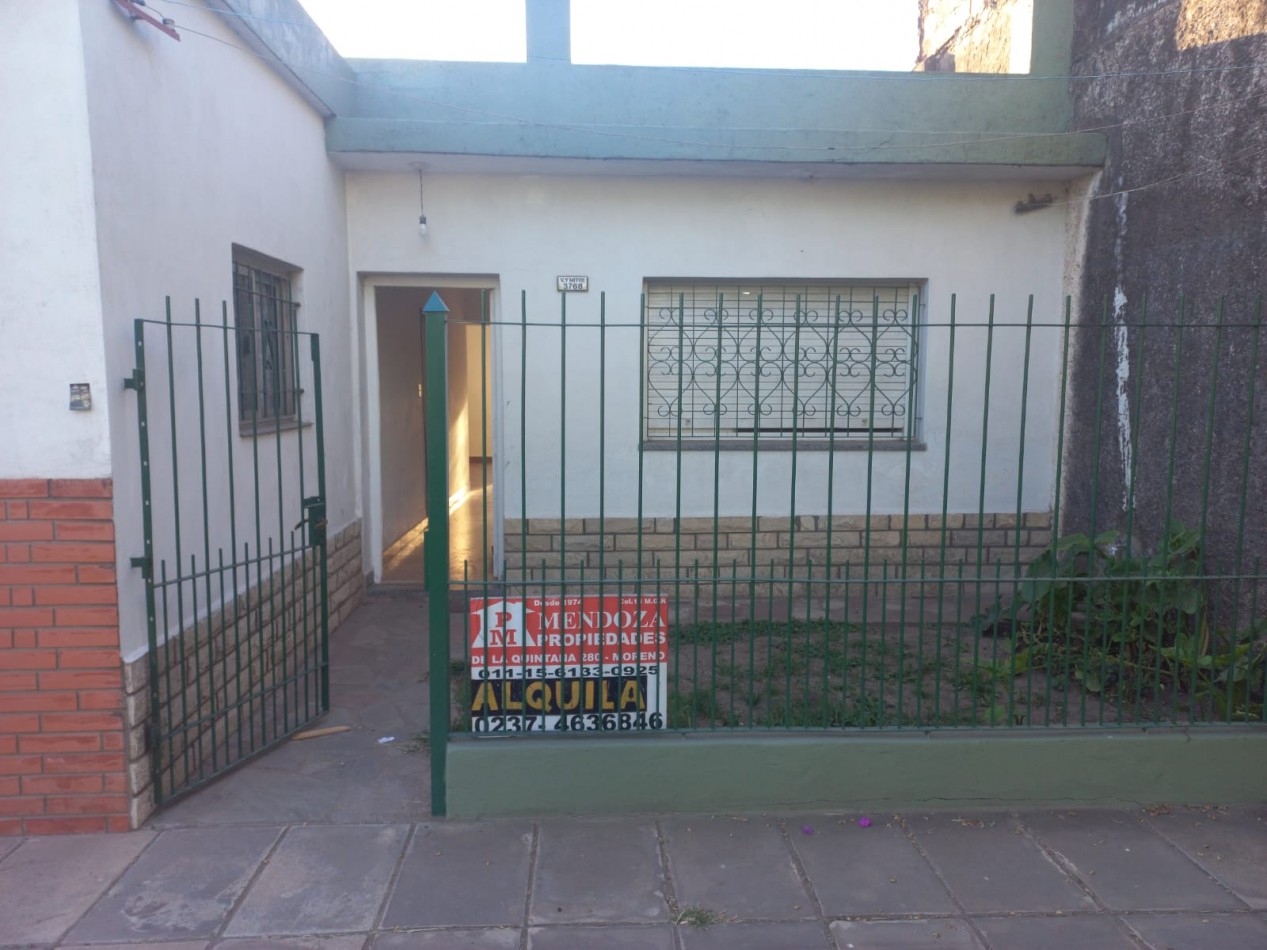 ALQUILO UNA HERMOSA CASA CON DOS DORMITORIOS,  PARQUIZADA, TODOS LOS SERVICIOS EN EL BARRIO JARDINES DE MORENO, PROXIMO A COLEGIOS, ACCESO OESTE Y RUTA 25 -IMPERDIBLE