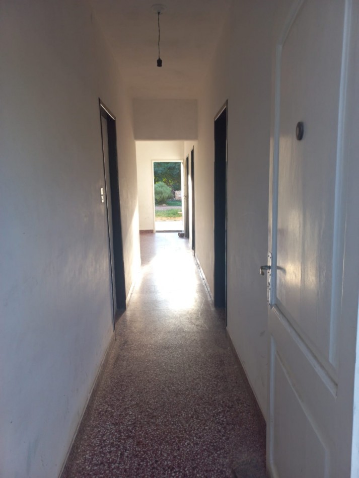 ALQUILO UNA HERMOSA CASA CON DOS DORMITORIOS,  PARQUIZADA, TODOS LOS SERVICIOS EN EL BARRIO JARDINES DE MORENO, PROXIMO A COLEGIOS, ACCESO OESTE Y RUTA 25 -IMPERDIBLE