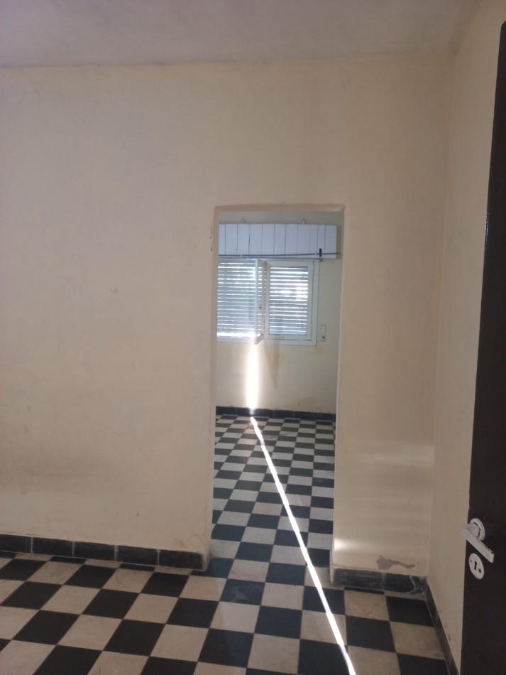 ALQUILO UNA HERMOSA CASA CON DOS DORMITORIOS,  PARQUIZADA, TODOS LOS SERVICIOS EN EL BARRIO JARDINES DE MORENO, PROXIMO A COLEGIOS, ACCESO OESTE Y RUTA 25 -IMPERDIBLE