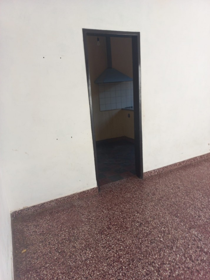 ALQUILO UNA HERMOSA CASA CON DOS DORMITORIOS,  PARQUIZADA, TODOS LOS SERVICIOS EN EL BARRIO JARDINES DE MORENO, PROXIMO A COLEGIOS, ACCESO OESTE Y RUTA 25 -IMPERDIBLE