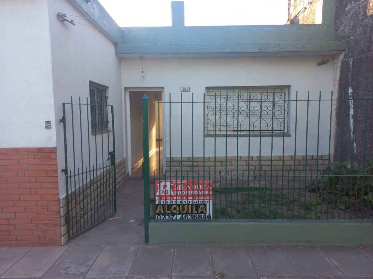 ALQUILO UNA HERMOSA CASA CON DOS DORMITORIOS,  PARQUIZADA, TODOS LOS SERVICIOS EN EL BARRIO JARDINES DE MORENO, PROXIMO A COLEGIOS, ACCESO OESTE Y RUTA 25 -IMPERDIBLE