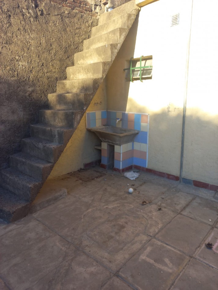 ALQUILO UNA HERMOSA CASA CON DOS DORMITORIOS,  PARQUIZADA, TODOS LOS SERVICIOS EN EL BARRIO JARDINES DE MORENO, PROXIMO A COLEGIOS, ACCESO OESTE Y RUTA 25 -IMPERDIBLE