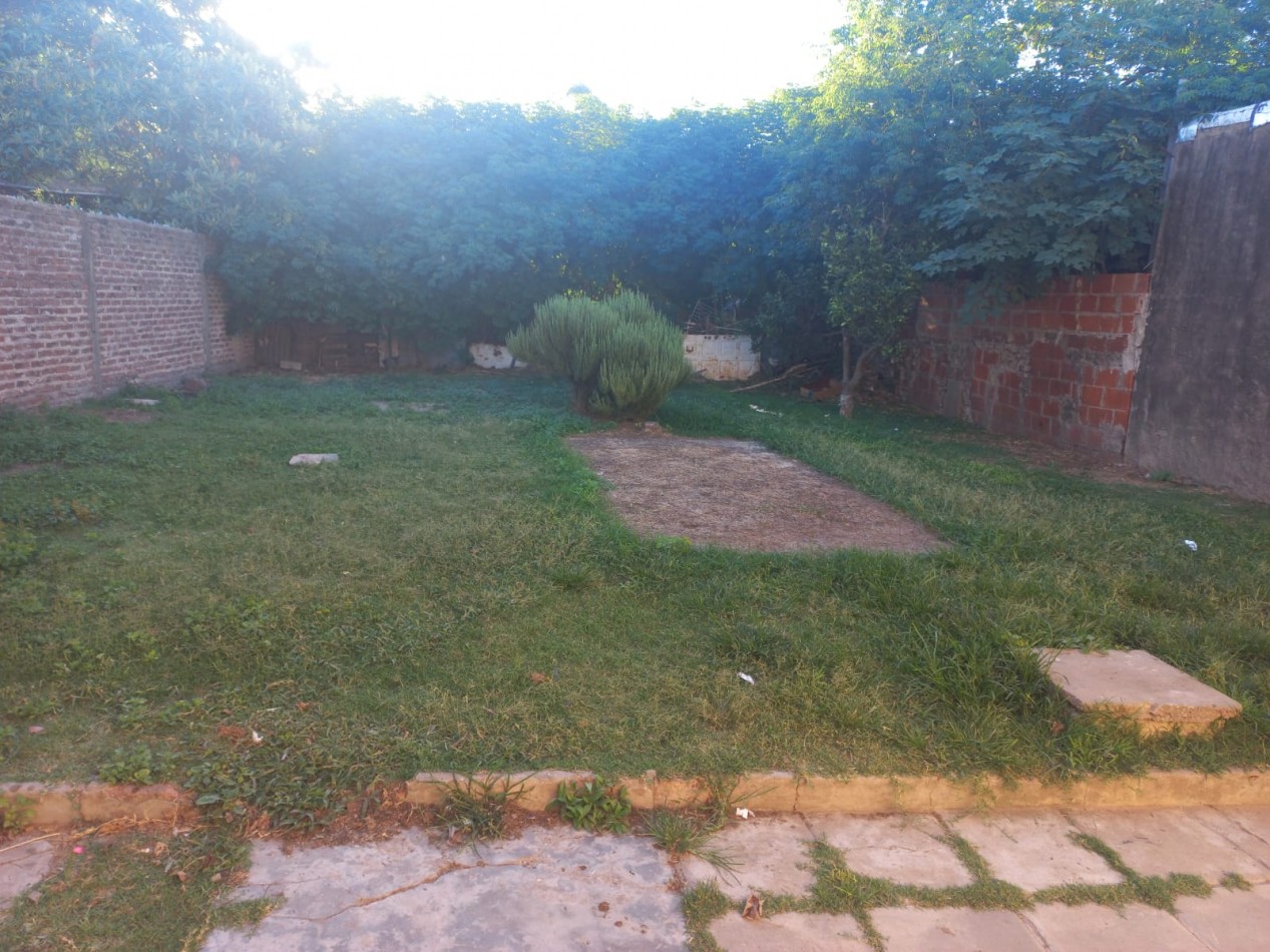 ALQUILO UNA HERMOSA CASA CON DOS DORMITORIOS,  PARQUIZADA, TODOS LOS SERVICIOS EN EL BARRIO JARDINES DE MORENO, PROXIMO A COLEGIOS, ACCESO OESTE Y RUTA 25 -IMPERDIBLE