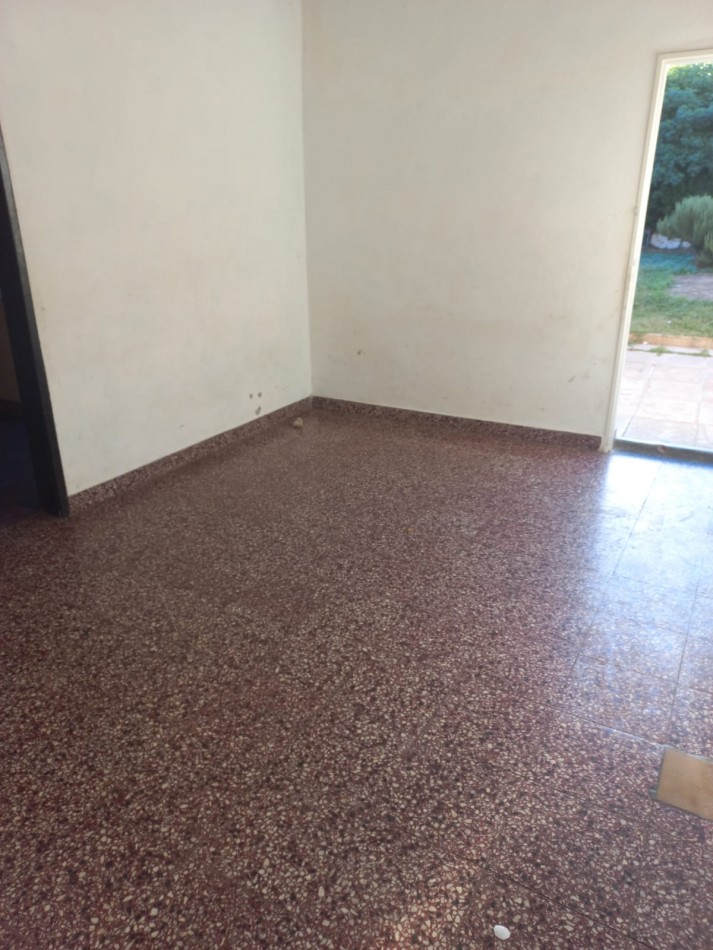 ALQUILO UNA HERMOSA CASA CON DOS DORMITORIOS,  PARQUIZADA, TODOS LOS SERVICIOS EN EL BARRIO JARDINES DE MORENO, PROXIMO A COLEGIOS, ACCESO OESTE Y RUTA 25 -IMPERDIBLE