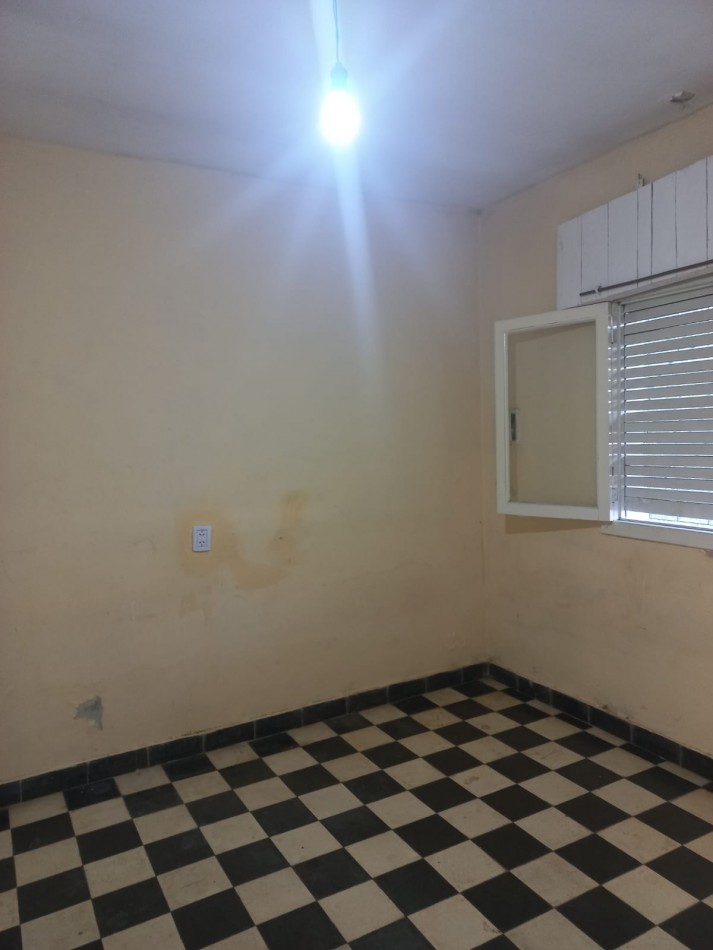 ALQUILO UNA HERMOSA CASA CON DOS DORMITORIOS,  PARQUIZADA, TODOS LOS SERVICIOS EN EL BARRIO JARDINES DE MORENO, PROXIMO A COLEGIOS, ACCESO OESTE Y RUTA 25 -IMPERDIBLE