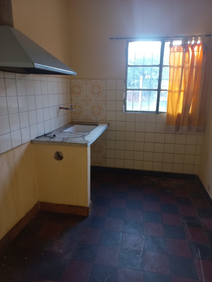 ALQUILO UNA HERMOSA CASA CON DOS DORMITORIOS,  PARQUIZADA, TODOS LOS SERVICIOS EN EL BARRIO JARDINES DE MORENO, PROXIMO A COLEGIOS, ACCESO OESTE Y RUTA 25 -IMPERDIBLE