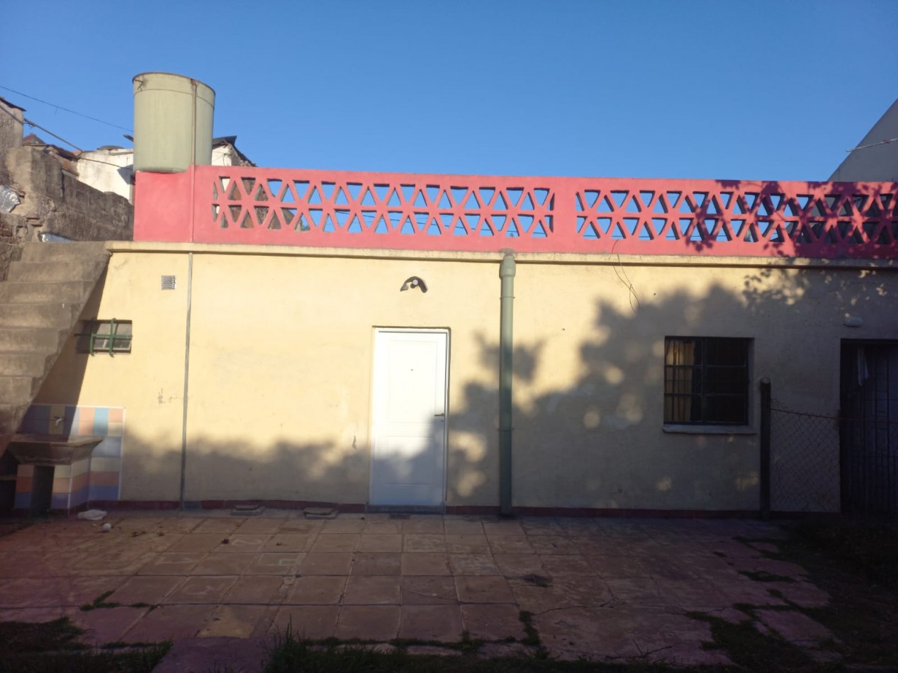 ALQUILO UNA HERMOSA CASA CON DOS DORMITORIOS,  PARQUIZADA, TODOS LOS SERVICIOS EN EL BARRIO JARDINES DE MORENO, PROXIMO A COLEGIOS, ACCESO OESTE Y RUTA 25 -IMPERDIBLE
