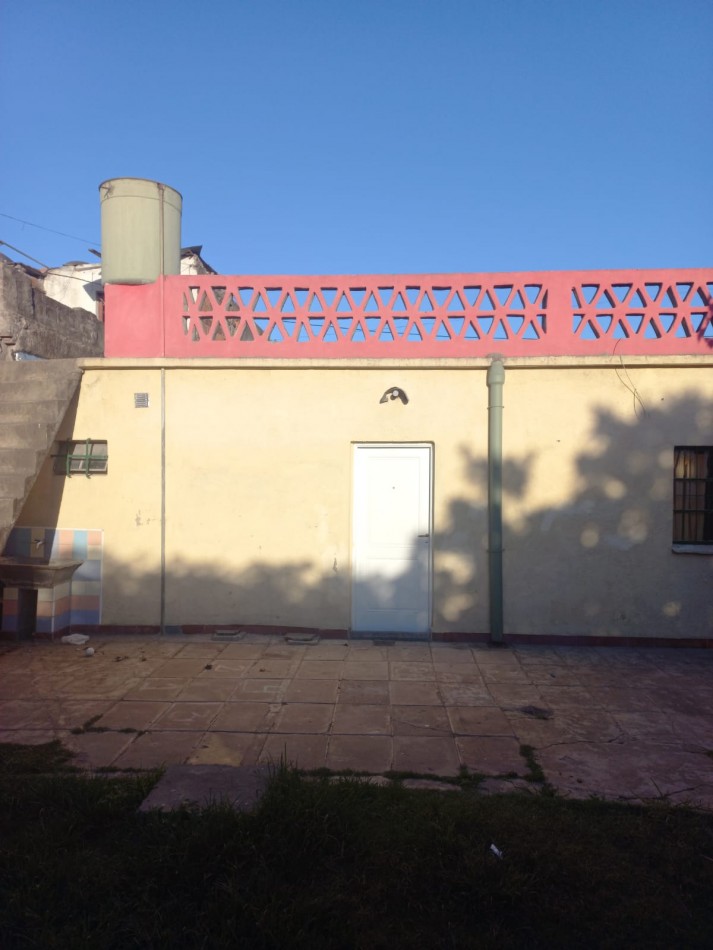 ALQUILO UNA HERMOSA CASA CON DOS DORMITORIOS,  PARQUIZADA, TODOS LOS SERVICIOS EN EL BARRIO JARDINES DE MORENO, PROXIMO A COLEGIOS, ACCESO OESTE Y RUTA 25 -IMPERDIBLE