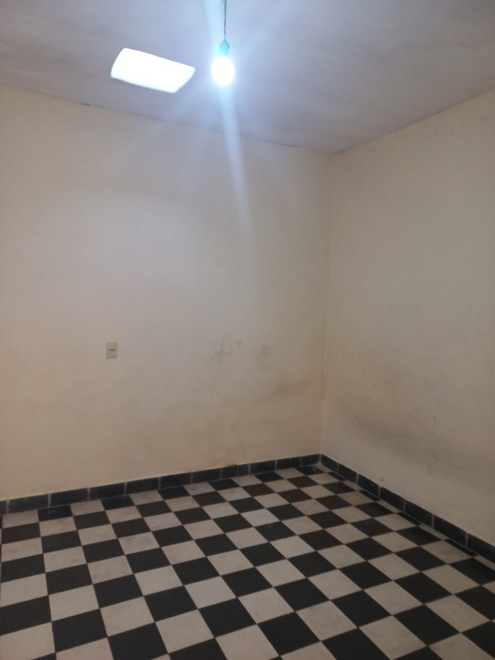 ALQUILO UNA HERMOSA CASA CON DOS DORMITORIOS,  PARQUIZADA, TODOS LOS SERVICIOS EN EL BARRIO JARDINES DE MORENO, PROXIMO A COLEGIOS, ACCESO OESTE Y RUTA 25 -IMPERDIBLE