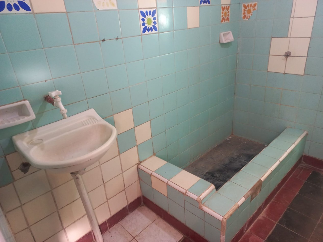 ALQUILO UNA HERMOSA CASA CON DOS DORMITORIOS,  PARQUIZADA, TODOS LOS SERVICIOS EN EL BARRIO JARDINES DE MORENO, PROXIMO A COLEGIOS, ACCESO OESTE Y RUTA 25 -IMPERDIBLE