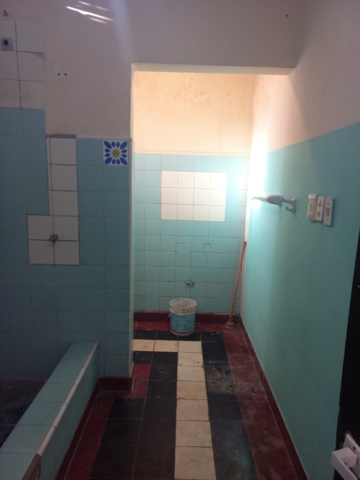 ALQUILO UNA HERMOSA CASA CON DOS DORMITORIOS,  PARQUIZADA, TODOS LOS SERVICIOS EN EL BARRIO JARDINES DE MORENO, PROXIMO A COLEGIOS, ACCESO OESTE Y RUTA 25 -IMPERDIBLE