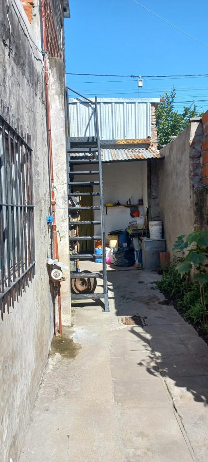 VENDO HERMOSA PROPIEDAD EN DOS PLANTAS  CON 2 LOCALES COMERCIALES EN BARRIO AURORA, PARTIDO DE MORENO 