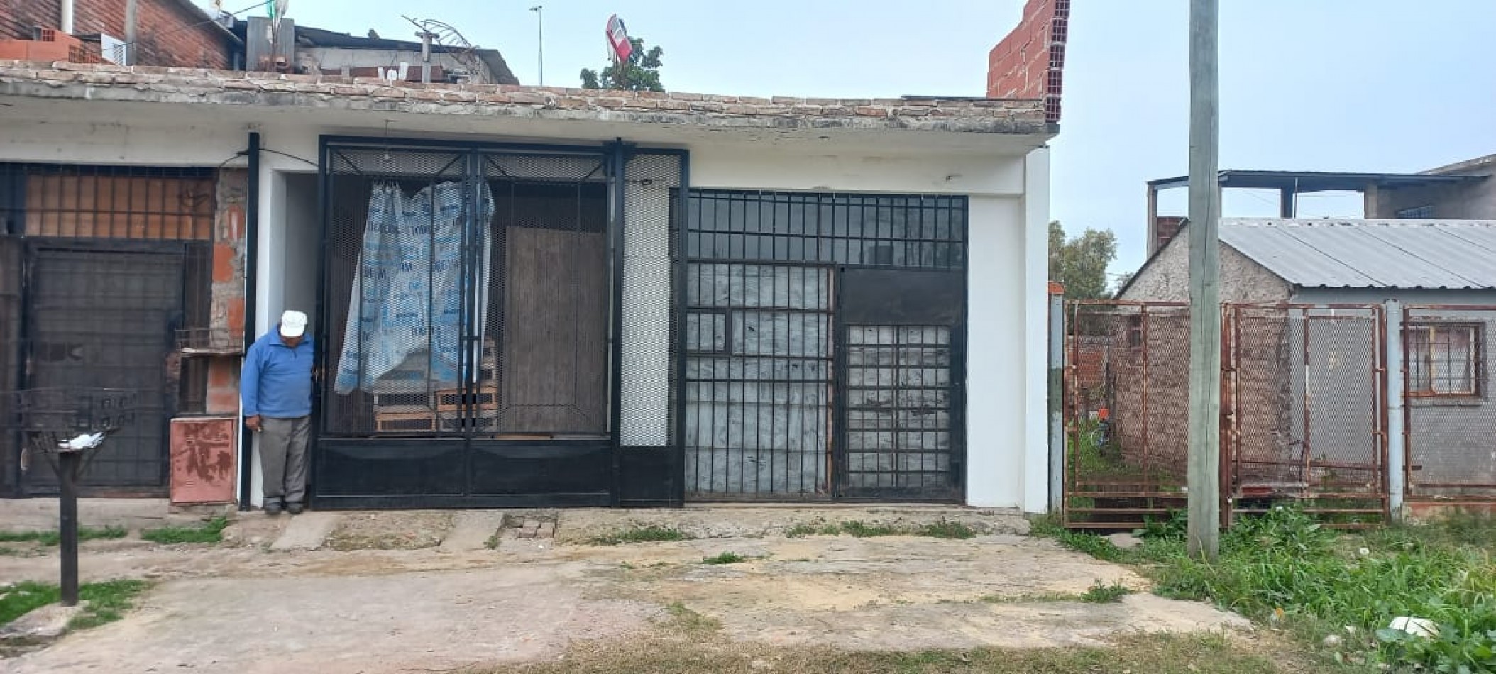ALQUILO 2 LOCALES COMERCIALES JUNTOS O SEPARADOS EN BARRIO JARDINES DE MORENO, PROXIMO A ACCESO OESTE.