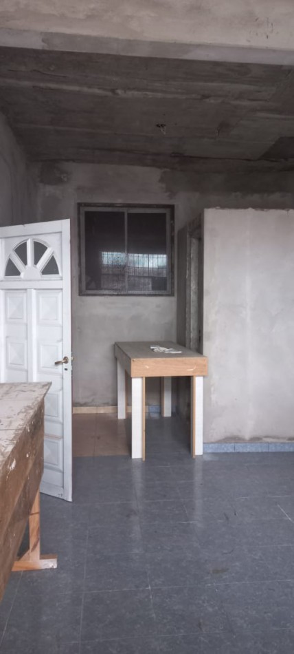 ALQUILO 2 LOCALES COMERCIALES JUNTOS O SEPARADOS EN BARRIO JARDINES DE MORENO, PROXIMO A ACCESO OESTE.