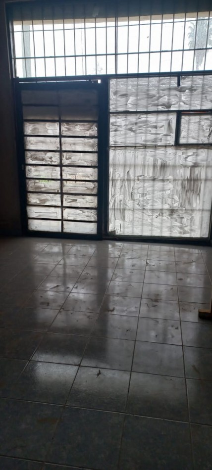 ALQUILO 2 LOCALES COMERCIALES JUNTOS O SEPARADOS EN BARRIO JARDINES DE MORENO, PROXIMO A ACCESO OESTE.