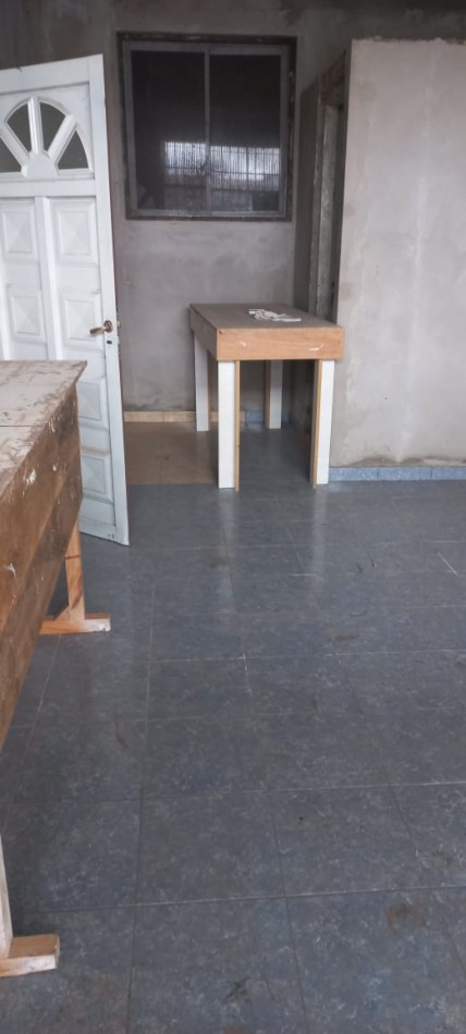 ALQUILO 2 LOCALES COMERCIALES JUNTOS O SEPARADOS EN BARRIO JARDINES DE MORENO, PROXIMO A ACCESO OESTE.
