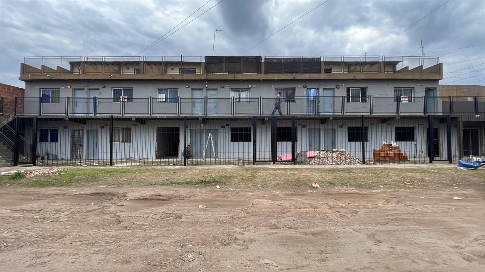 EN A L Q U I L E R: DEPARTAMENTOS DE DOS AMBIENTES BARRIO LAS FLORES, MORENO.