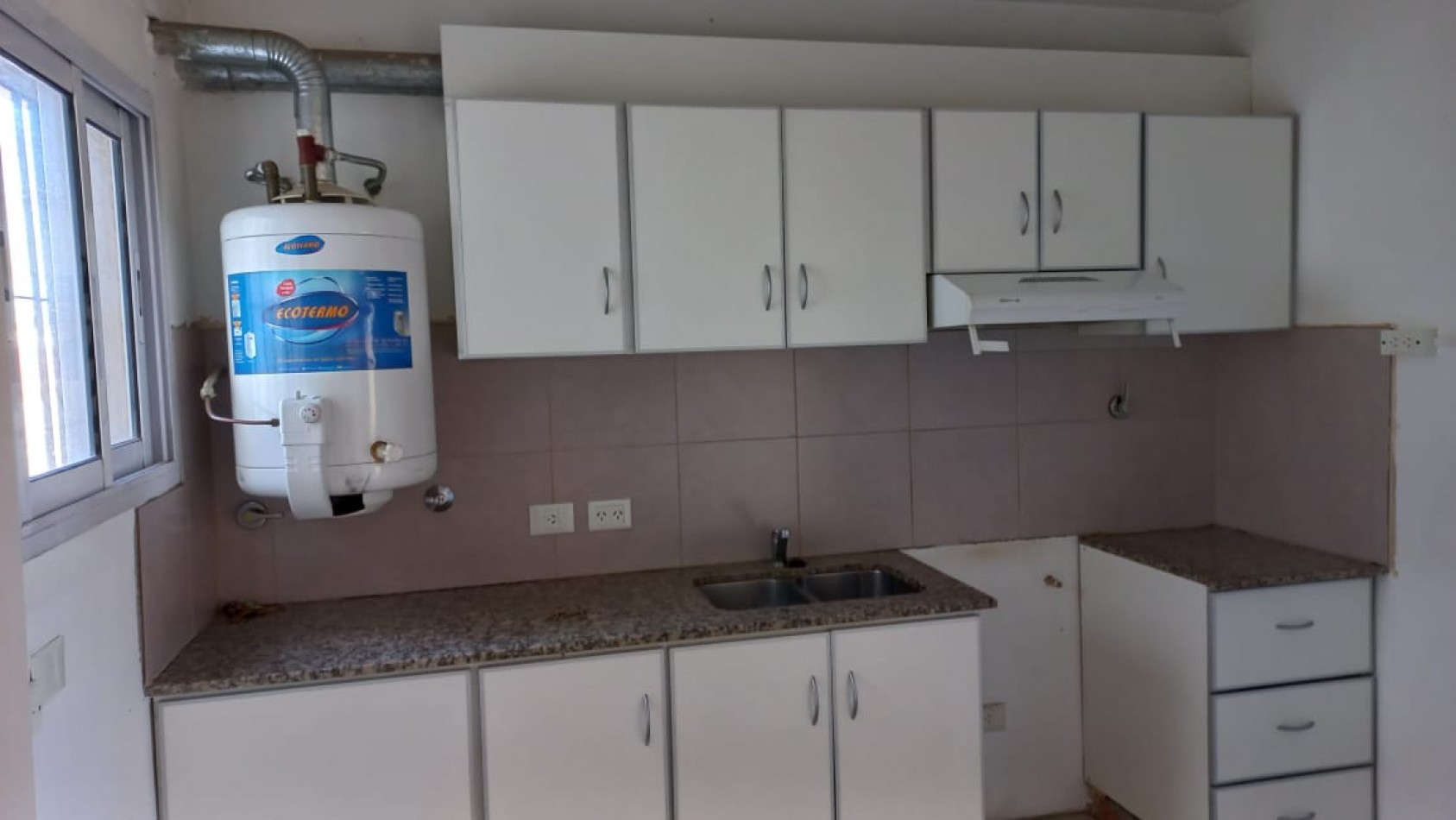  (AUT. 146) (ALQUILADO ) DEPARTAMENTO DE CATEGORIA EN MORENO CENTR