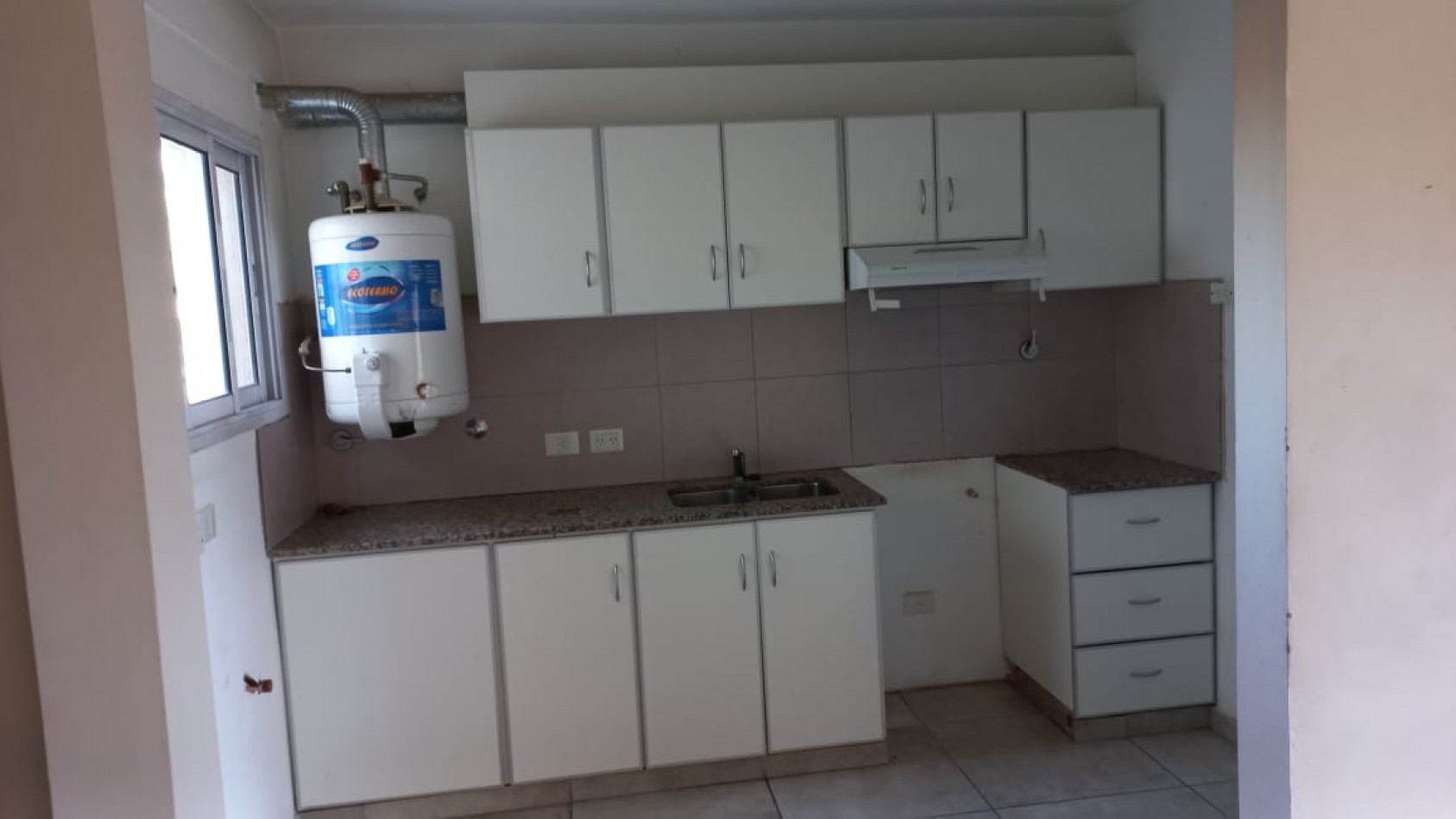  (AUT. 146) (ALQUILADO ) DEPARTAMENTO DE CATEGORIA EN MORENO CENTR