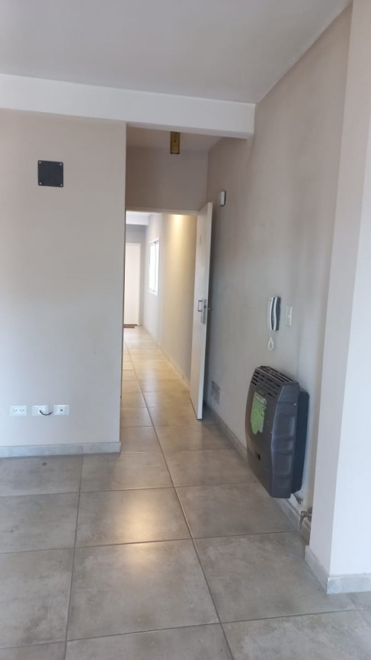  (AUT. 146) (ALQUILADO ) DEPARTAMENTO DE CATEGORIA EN MORENO CENTR