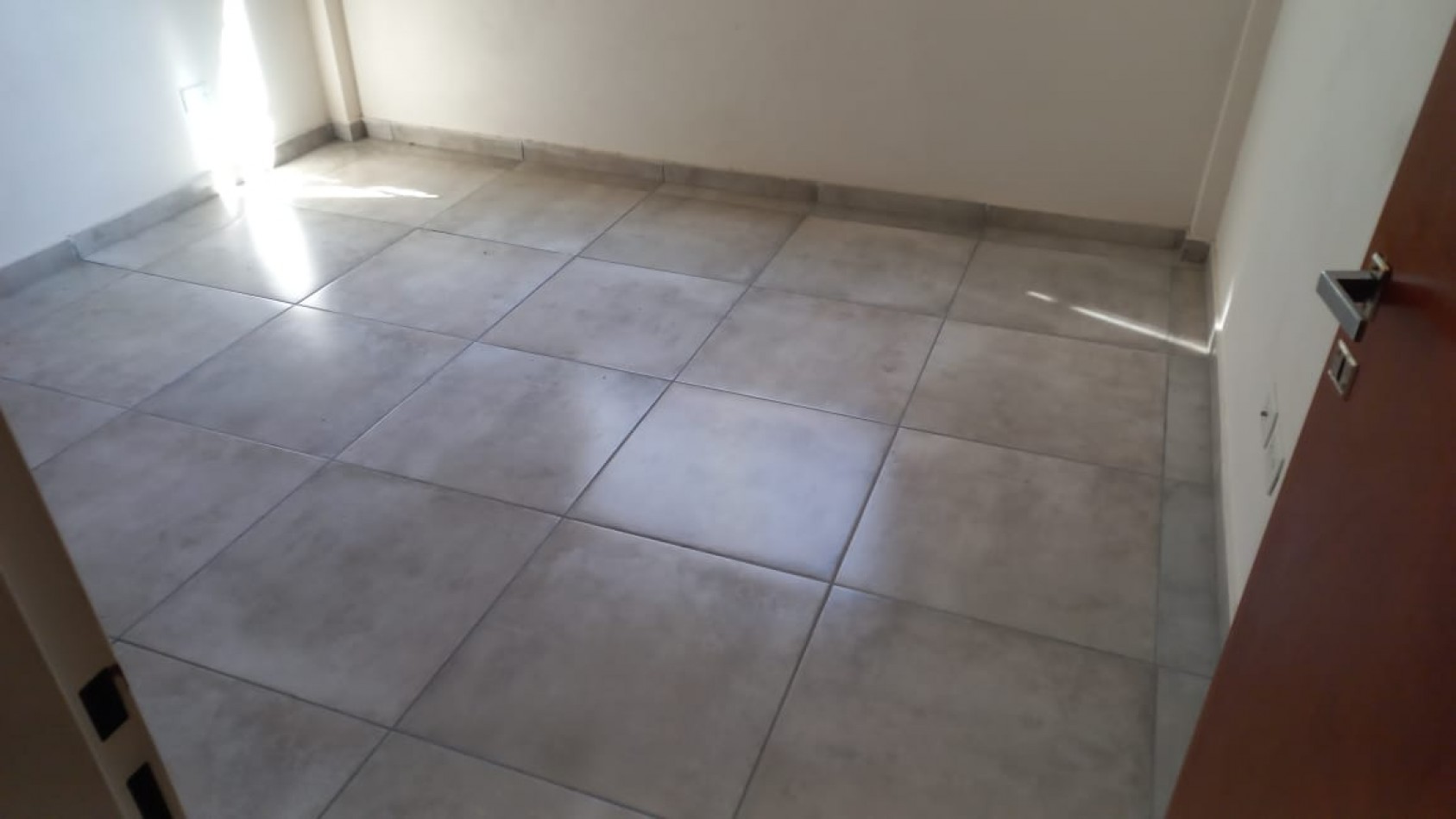  (AUT. 146) (ALQUILADO ) DEPARTAMENTO DE CATEGORIA EN MORENO CENTR