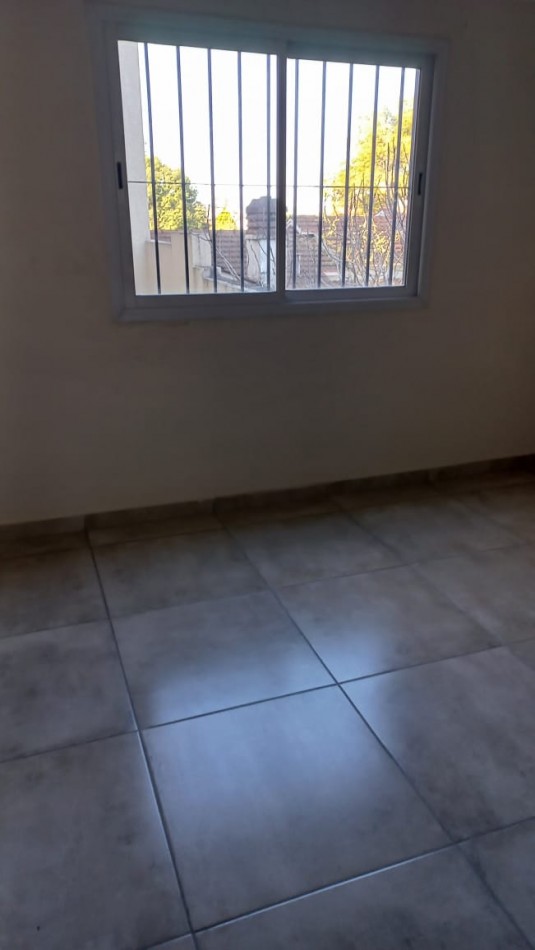  (AUT. 146) (ALQUILADO ) DEPARTAMENTO DE CATEGORIA EN MORENO CENTR