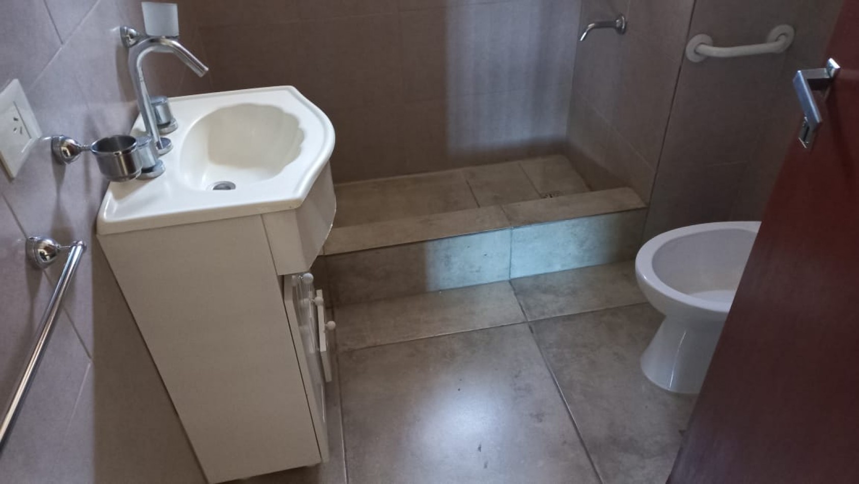  (AUT. 146) (ALQUILADO ) DEPARTAMENTO DE CATEGORIA EN MORENO CENTR