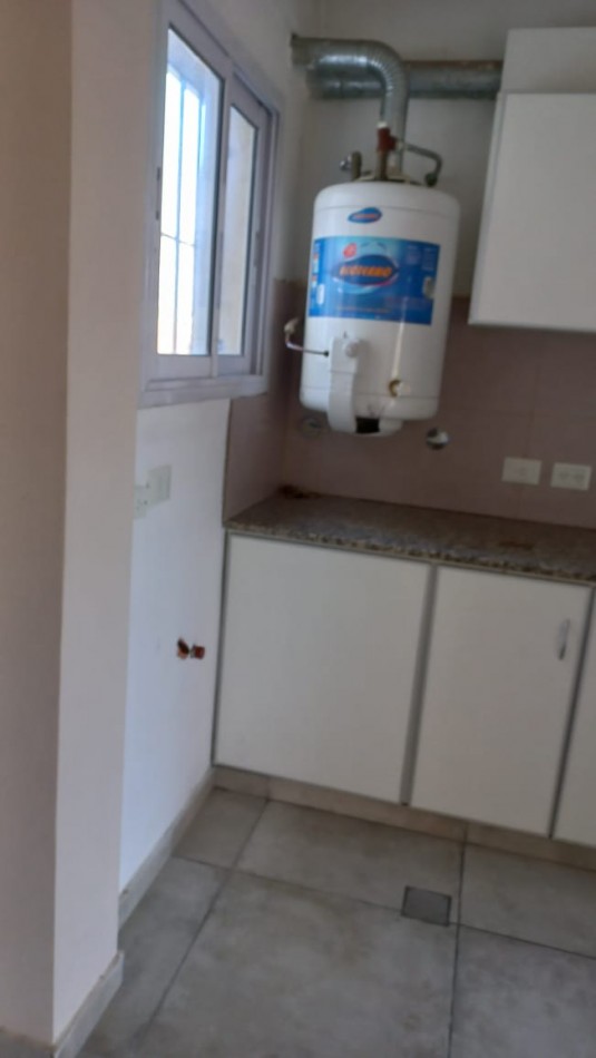  (AUT. 146) (ALQUILADO ) DEPARTAMENTO DE CATEGORIA EN MORENO CENTR