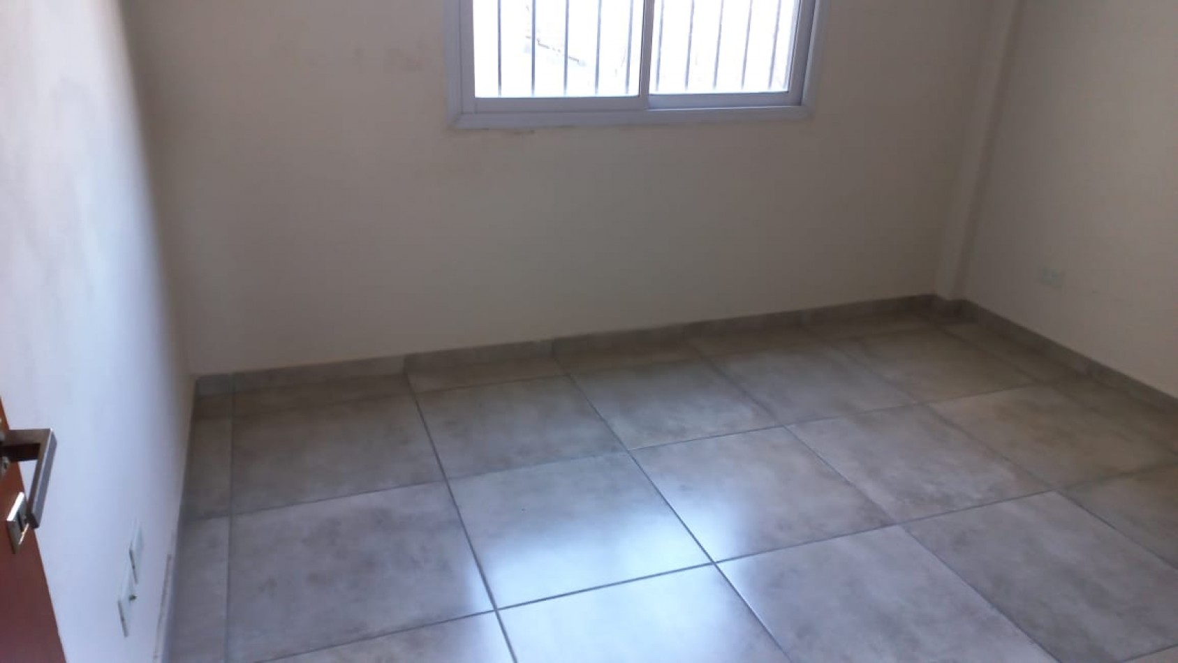  (AUT. 146) (ALQUILADO ) DEPARTAMENTO DE CATEGORIA EN MORENO CENTR