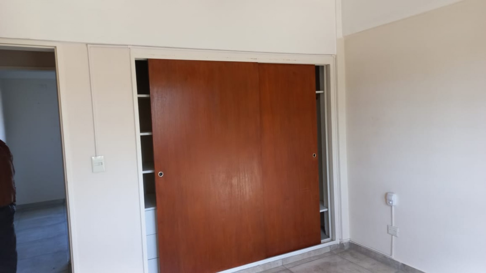  (AUT. 146) (ALQUILADO ) DEPARTAMENTO DE CATEGORIA EN MORENO CENTR
