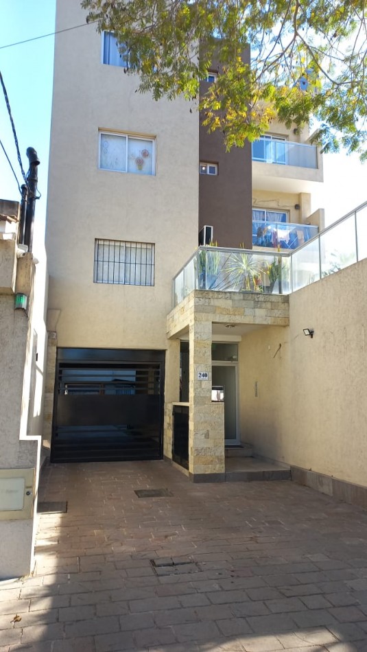  (AUT. 146) (ALQUILADO ) DEPARTAMENTO DE CATEGORIA EN MORENO CENTR