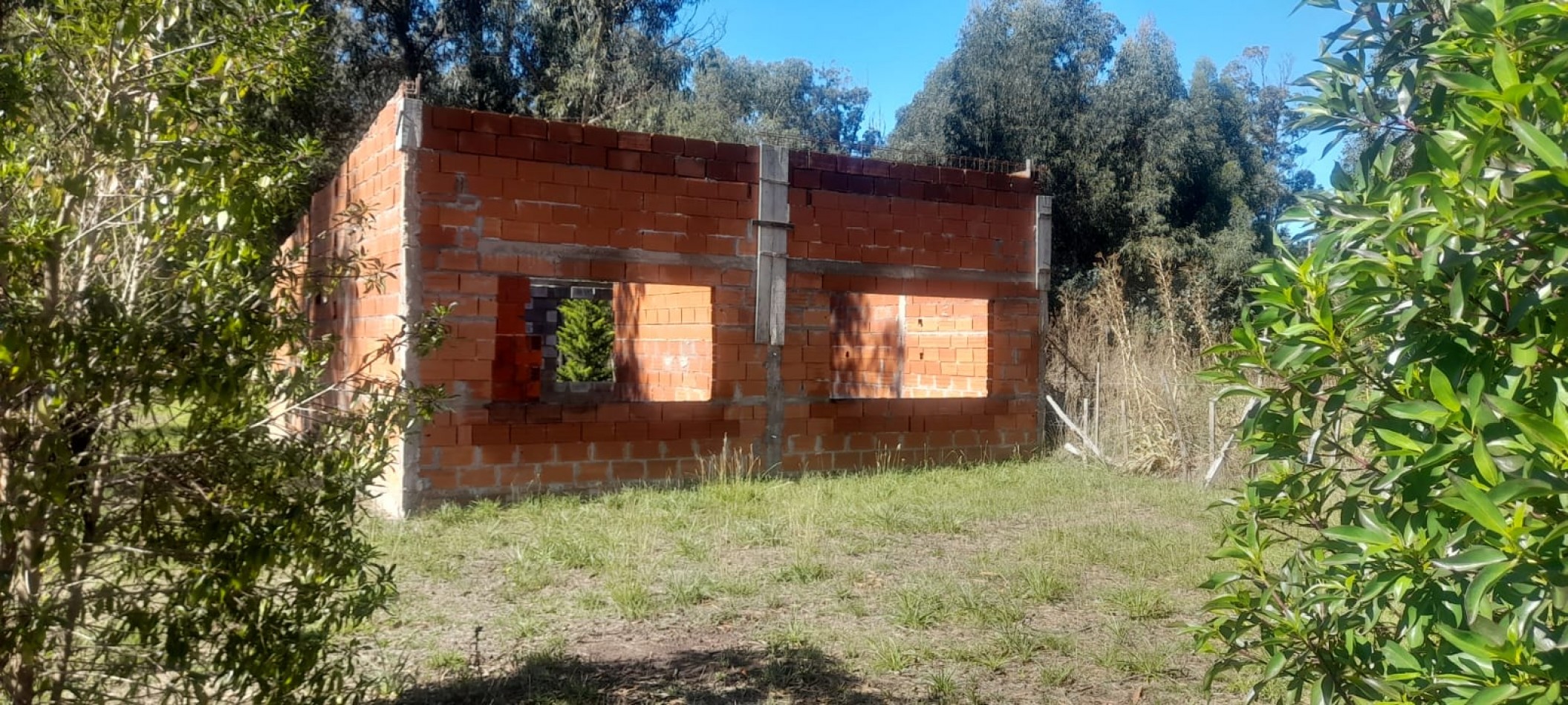 VENDO TERRENO CON MEJORAS EN ZONA TURISTICA DE NECOCHEA