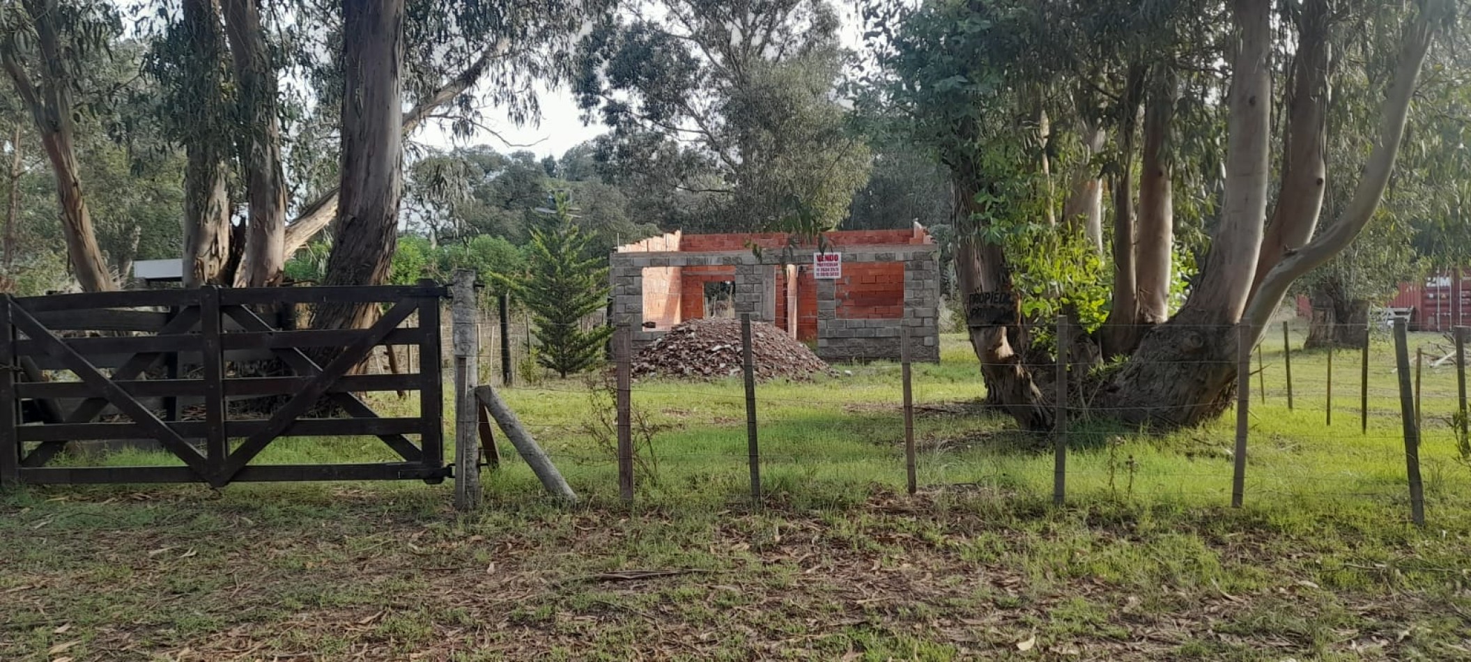 VENDO TERRENO CON MEJORAS EN ZONA TURISTICA DE NECOCHEA