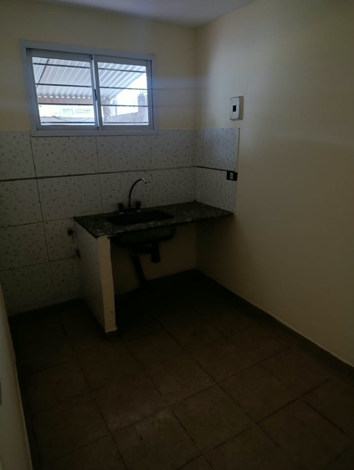 VENDO EXCELENTE DEPARTAMENTO EN BARRIO LOS PARAISOS PARTIDO DE MORENO SOBRE ASFALTO. CALLE GUATEMALA 6664