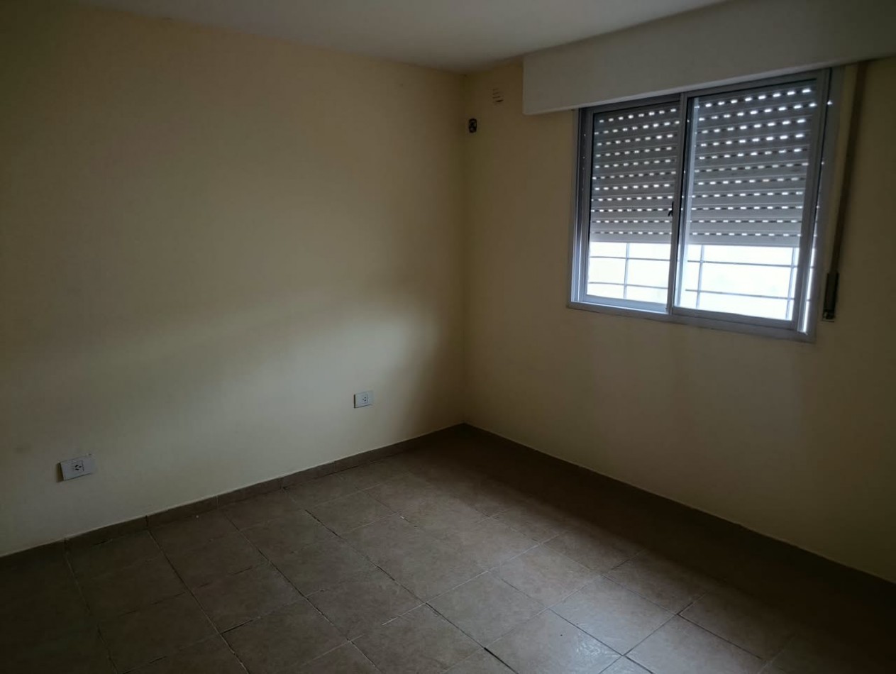 VENDO EXCELENTE DEPARTAMENTO EN BARRIO LOS PARAISOS PARTIDO DE MORENO SOBRE ASFALTO. CALLE GUATEMALA 6664