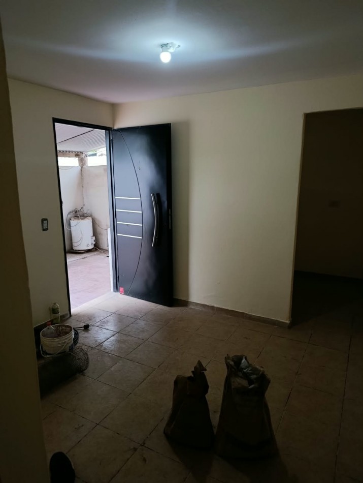 VENDO EXCELENTE DEPARTAMENTO EN BARRIO LOS PARAISOS PARTIDO DE MORENO SOBRE ASFALTO. CALLE GUATEMALA 6664