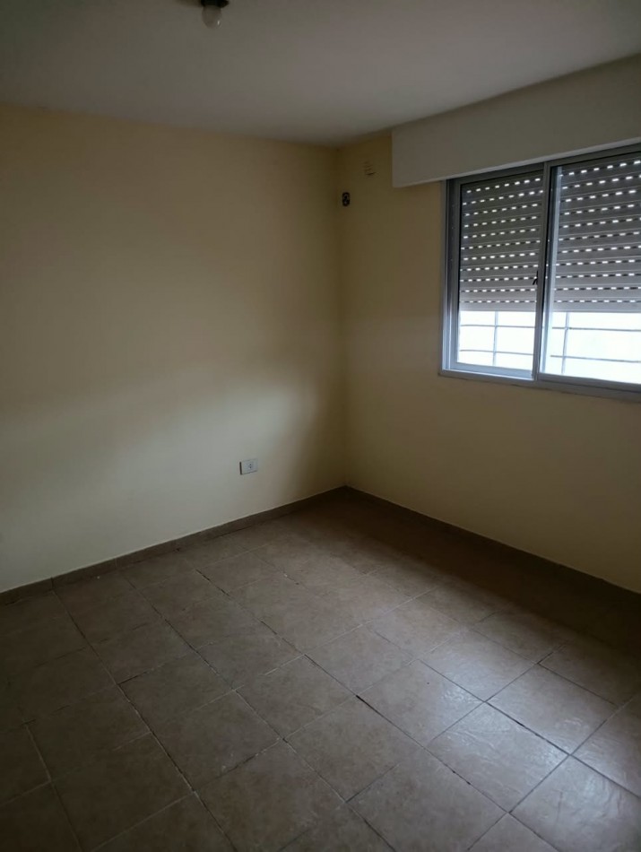 VENDO EXCELENTE DEPARTAMENTO EN BARRIO LOS PARAISOS PARTIDO DE MORENO SOBRE ASFALTO. CALLE GUATEMALA 6664