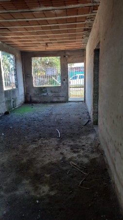 MORENO SUR  BARRIO SAN JORGE VENDO REGIA CASA A TERMINAR, TECHO LOSA CERAMICA, REJAS AL FRENTE Y MURO PERIMETRAL.